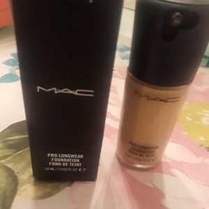 MAC Pro Longwear Foundation-NC15